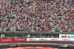 Nico Rosberg, Mercedes AMG F1 W06 lidera a su compañero de equipo Lewis Hamilton, Mercedes AMG F1 W0