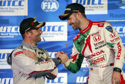 Tiago Monteiro e Sebastien Loeb festeggiano sul podio