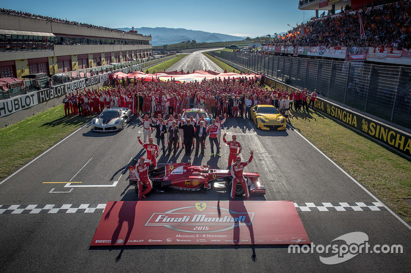 #10: Ferrari-Familienfoto beim Ferrari-Weltfinale in Mugello