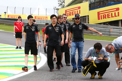 Sergio Perez, Sahara Force India F1 camina en el circuito con su equipo