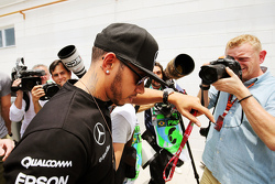 Lewis Hamilton, Mercedes AMG F1 llega al paddock