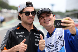 Sergio Perez, Sahara Force India F1, mit einem Fan