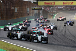 Start: Nico Rosberg, Mercedes AMG F1, undLewis Hamilton, Mercedes AMG F1, in Führung