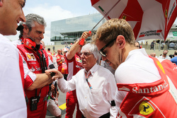 (Da sinistra a destra): Maurizio Arrivabene, Ferrari Team Principal con Bernie Ecclestone, e Sebasti