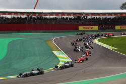 Nico Rosberg, Mercedes AMG F1 W06 aan de leiding bij de start