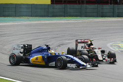 Kollision zwischen Pastor Maldonado, Lotus F1 E23, und Marcus Ericsson, Sauber C34