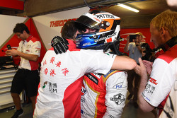 Polesitter Felix Rosenqvist, Prema Powerteam, Dallara Mercedes-Benz, feiert mit dem Team
