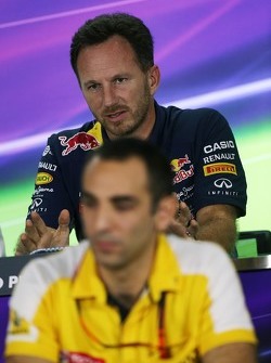 Christian Horner, Red Bull Racing teambaas Cyril Abiteboul, Renault Sport F1 Managing Director in de