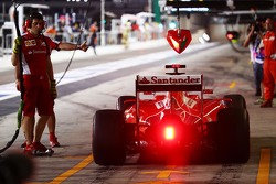 Sebastian Vettel, Ferrari SF15-T, in der Box