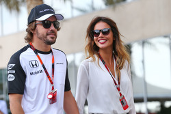 Fernando Alonso, McLaren, mit Freundin Lara Alvarez