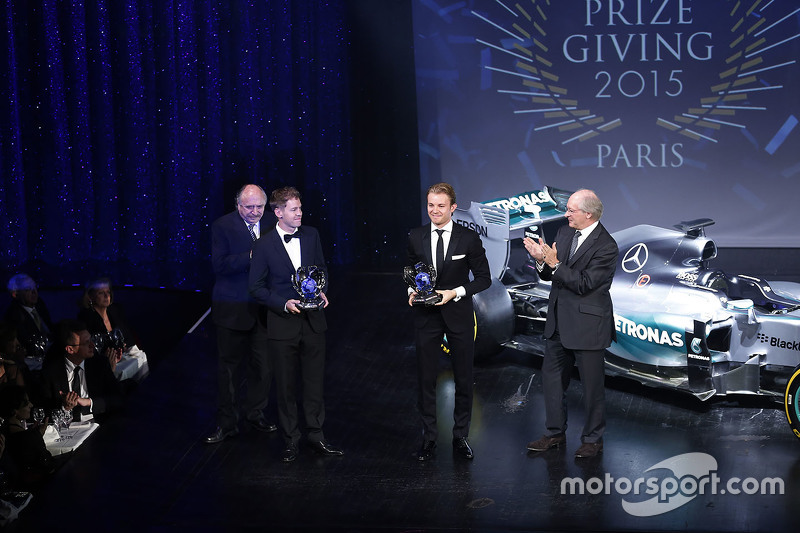 Nico Rosberg y Sebastian Vettel reciben sus premios por terminar segundo y tercero en la clasificación de los pilotos de F1.