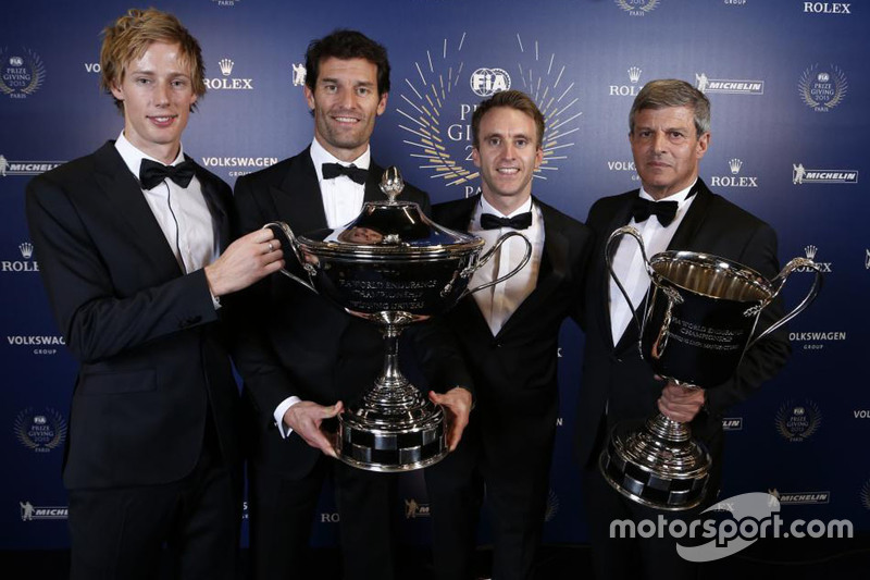 Porsche trío Brendon Hartley, Mark Webber y Timo Bernhard reclamar su trofeo por su éxito en WEC junto con su jefe Fritz Enzinger.