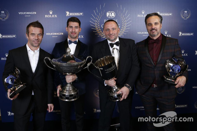 El equipo Citroen recibe sus premios por dominar el WTCC, con el piloto campeón José María López, y sus compañeros Sébastien Loeb y Yvan Muller, así como el jefe de equipo Yves Matton.