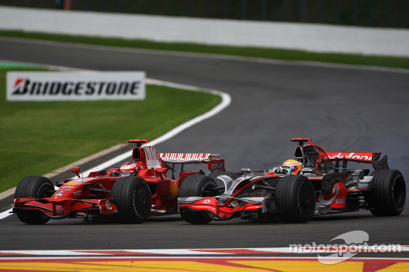 Lewis Hamilton, McLaren Mercedes sorpassa Kimi Raikkonen, Scuderia Ferrari, F2008