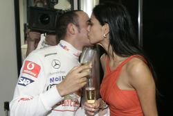 2008 Dünya Şampiyonu Lewis Hamilton kutlama yapıyor ve kız arkadaşı Nicole Scherzinger