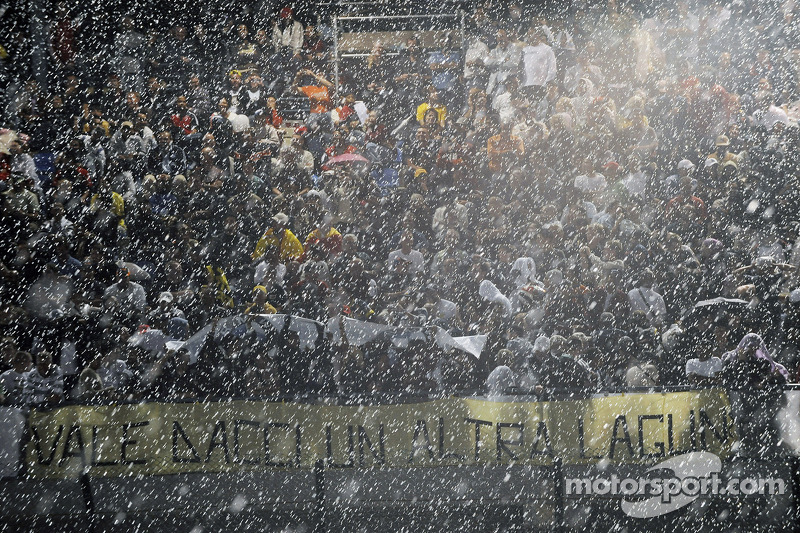 Une tempête fait rage sur le Losail International Circuit