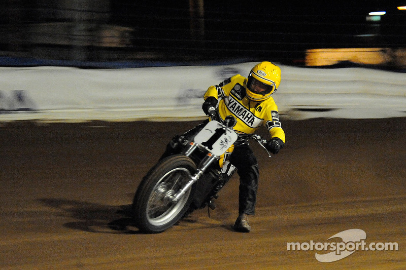 Kenny Roberts menggunakan Yamaha TZ 750 di Indy Dirt Track Mile