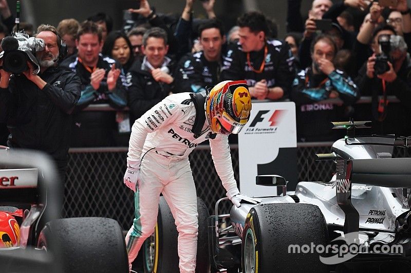 Le vainqueur Lewis Hamilton, Mercedes AMG F1 W08 en parc fermé