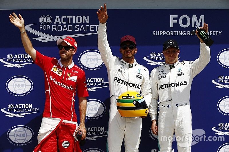 Los tres primeros calificados: ganador de la pole Lewis Hamilton, Mercedes AMG F1, segundo Sebastian