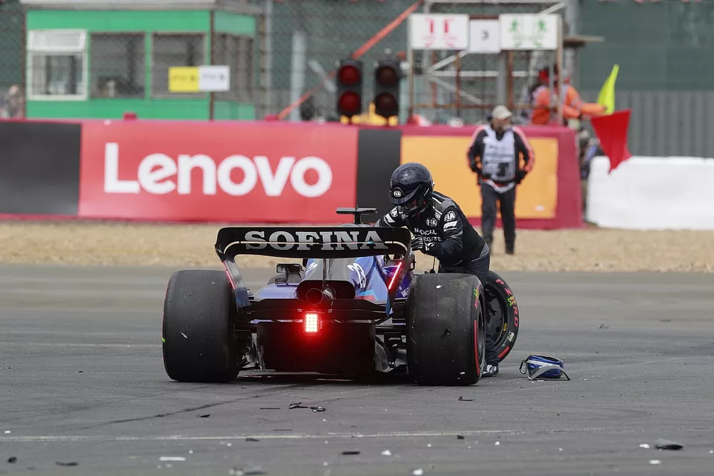 El delegado m&eacute;dico de la FIA asiste a Alex Albon, Williams FW44, tras un accidente en la primera vuelta