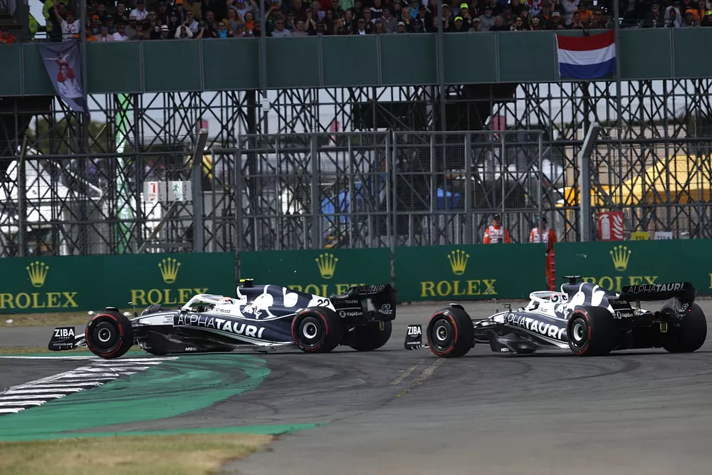Yuki Tsunoda, AlphaTauri AT03, battles with Pierre Gasly, AlphaTauri AT03