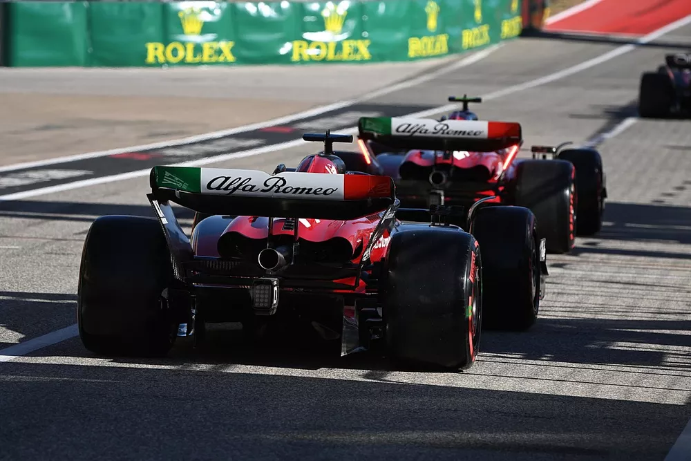 Zhou Guanyu, Alfa Romeo C43, Valtteri Bottas, Alfa Romeo C43, &agrave; la sortie de la voie des stands