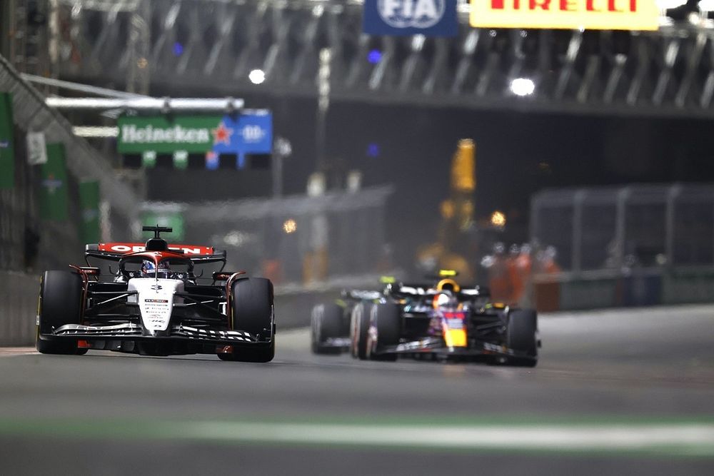 Daniel Ricciardo, AlphaTauri AT04, Sergio Pérez, Red Bull Racing RB19