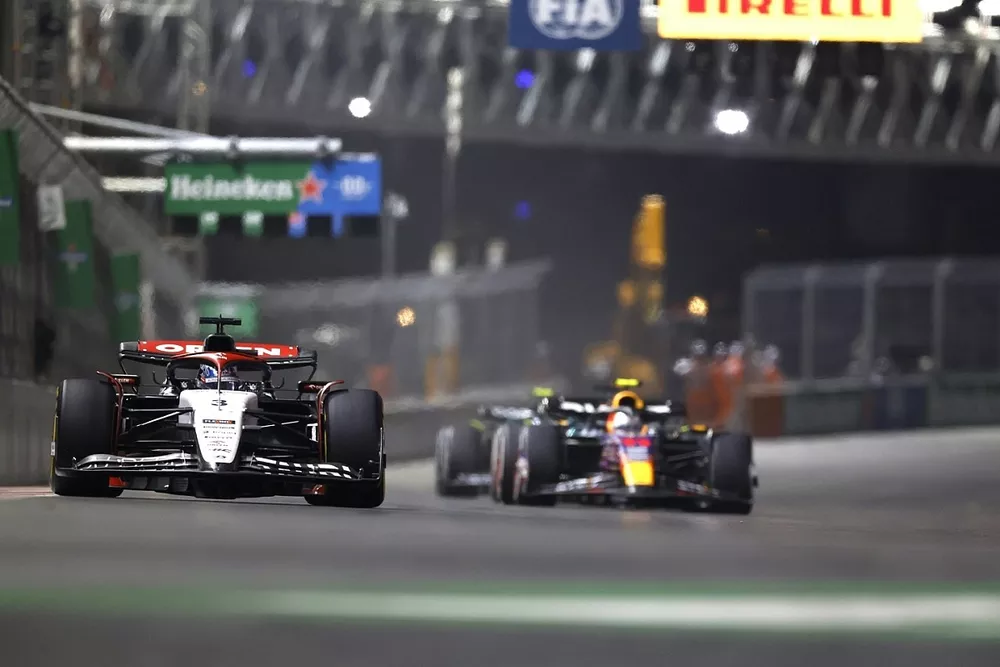 Daniel Ricciardo, AlphaTauri AT04, Sergio Perez, Red Bull Racing RB19
