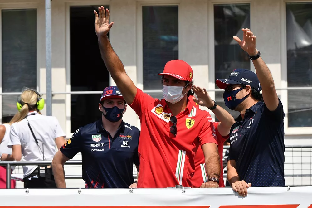 Max Verstappen, Red Bull Racing, Carlos Sainz Jr., Ferrari, Sergio P&eacute;rez, Red Bull Racing en el desfile de pilotos