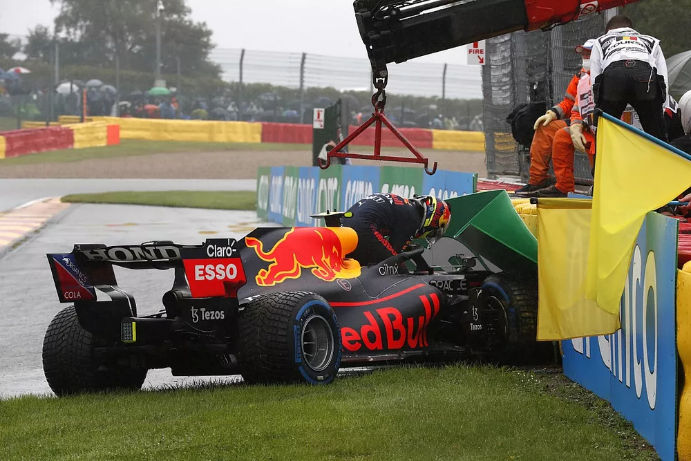 Sergio P&eacute;rez, Red Bull Racing RB16B, se baja de su coche despu&eacute;s de chocar en el camino a la parrilla