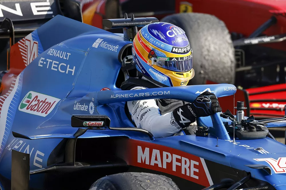Fernando Alonso, Alpine A521, arrive dans le parc ferm&eacute;