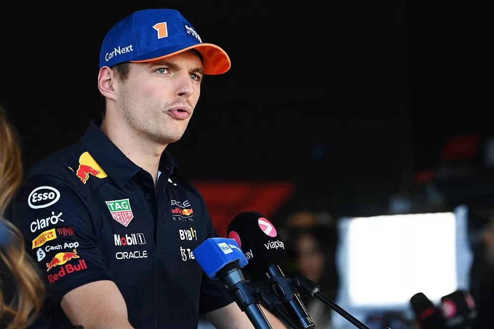 Max Verstappen, Red Bull Racing, hablando con los medios. 