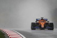 Sainz pierde posiciones en parrilla por bloquear a P&eacute;rez