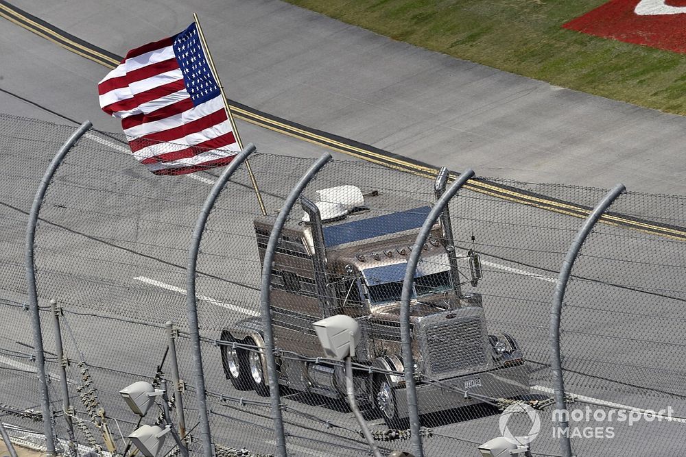 Tráiler con una bandera de Estados Unidos
