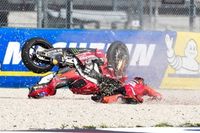 Una parte de los aficionados en Misano celebraron la ca&iacute;da de Marc M&aacute;rquez