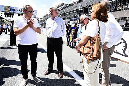 Em visita à MotoGP, Brawn diz: “temos que melhorar a F1”