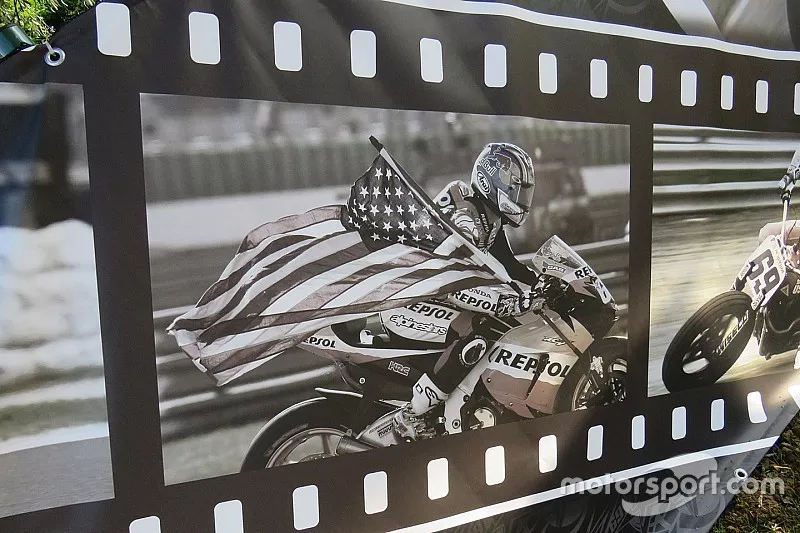 Una visita al monumento conmemorativo de Nicky Hayden en el lugar de su fatal accidente de bicicleta