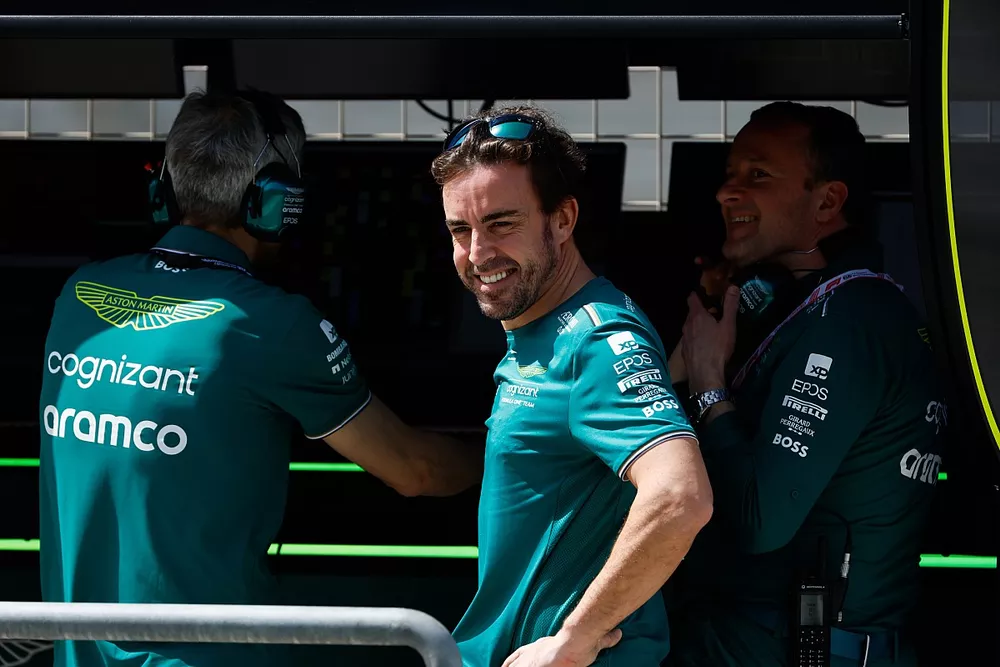 Fernando Alonso, Aston Martin F1 Team, en el muro de boxes