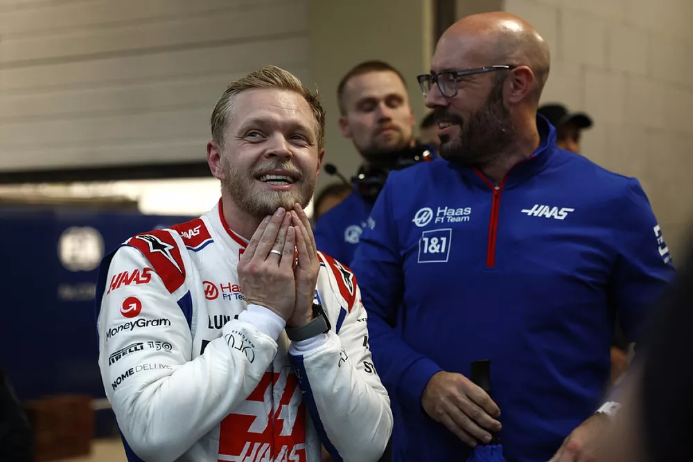 Ganador de la pole, Kevin Magnussen, del equipo Haas F1 Team, celebra con su equipo