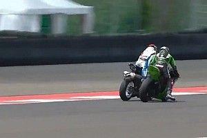 WSBK | V&iacute;deo: Baz se fractura la pierna en un peculiar incidente
