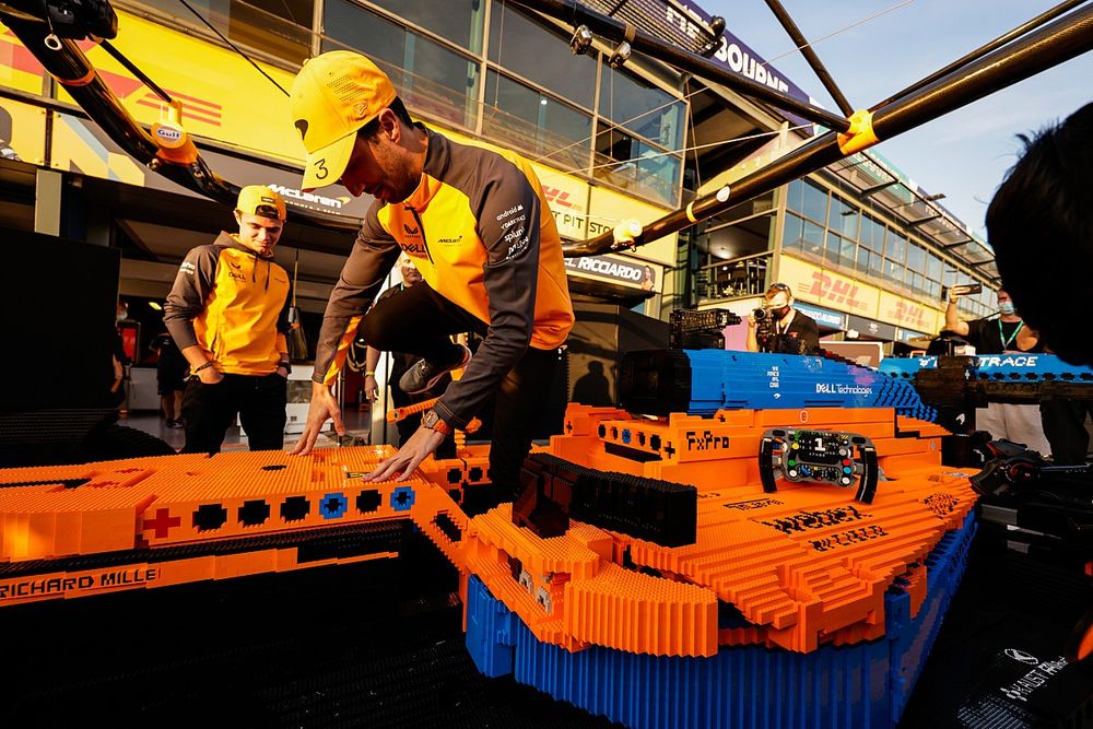 Daniel Ricciardo, McLaren, Lando Norris, McLaren, con un coche de Lego