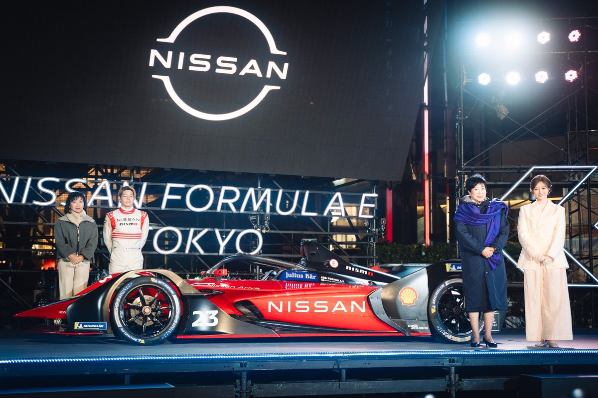 白石麻衣が日産フォーミュラEチームに声援送る！ 東京ePrix初