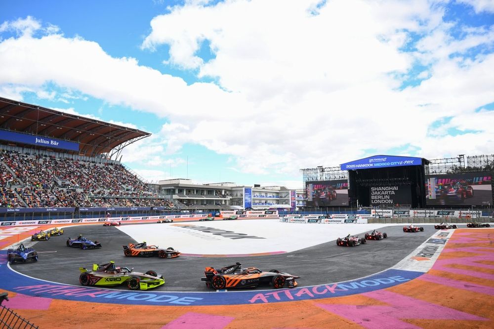 Sam Bird NEOM McLaren Formula E Team Nissan e-4ORCE 05 David Beckmann CUPRA KIRO Porsche 99X Electric WCG3