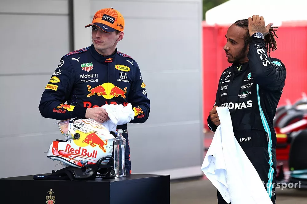Max Verstappen, Red Bull Racing, segunda posici&oacute;n, y Lewis Hamilton, Mercedes, primera posici&oacute;n, en el Parque Cerrado