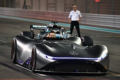 Diaporama - Le concept EQ Silver Arrow de Mercedes à Yas Marina
