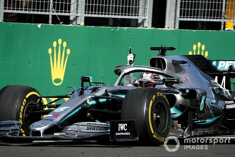 Le vainqueur Lewis Hamilton, Mercedes, franchit la ligne d'arriv&eacute;e
