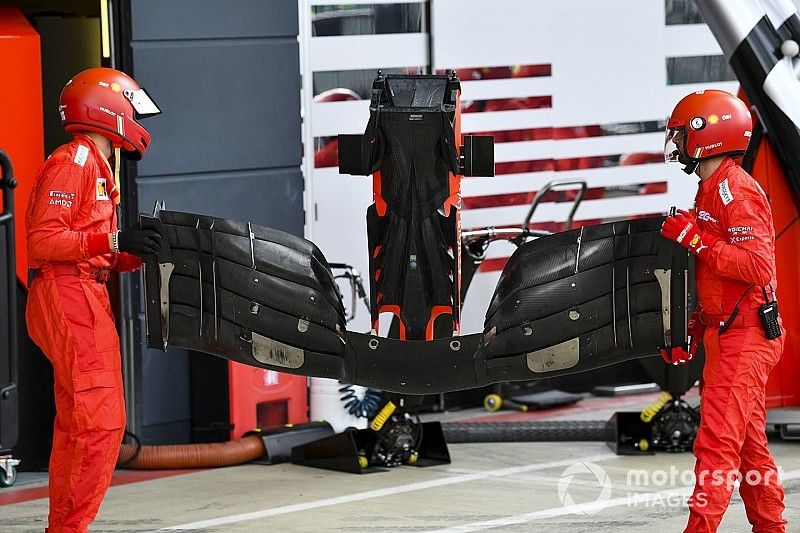 Sebastian Vettel, Ferrari SF90 pit stop para el cambio de aler&oacute;n delantero despu&eacute;s del contacto con Max Verstappen, Red Bull Racing RB15 