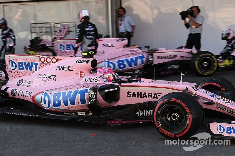 Esteban Ocon, Sahara Force India VJM10 en pits tras un pinchazo