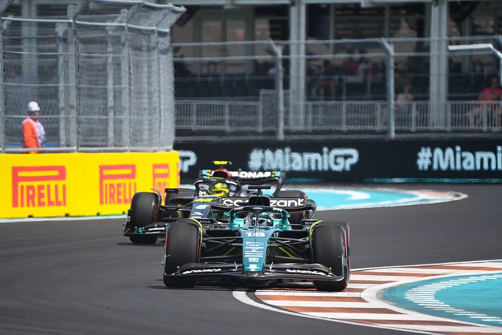 Lance Stroll, Aston Martin AMR23, Lewis Hamilton, Mercedes F1 W14