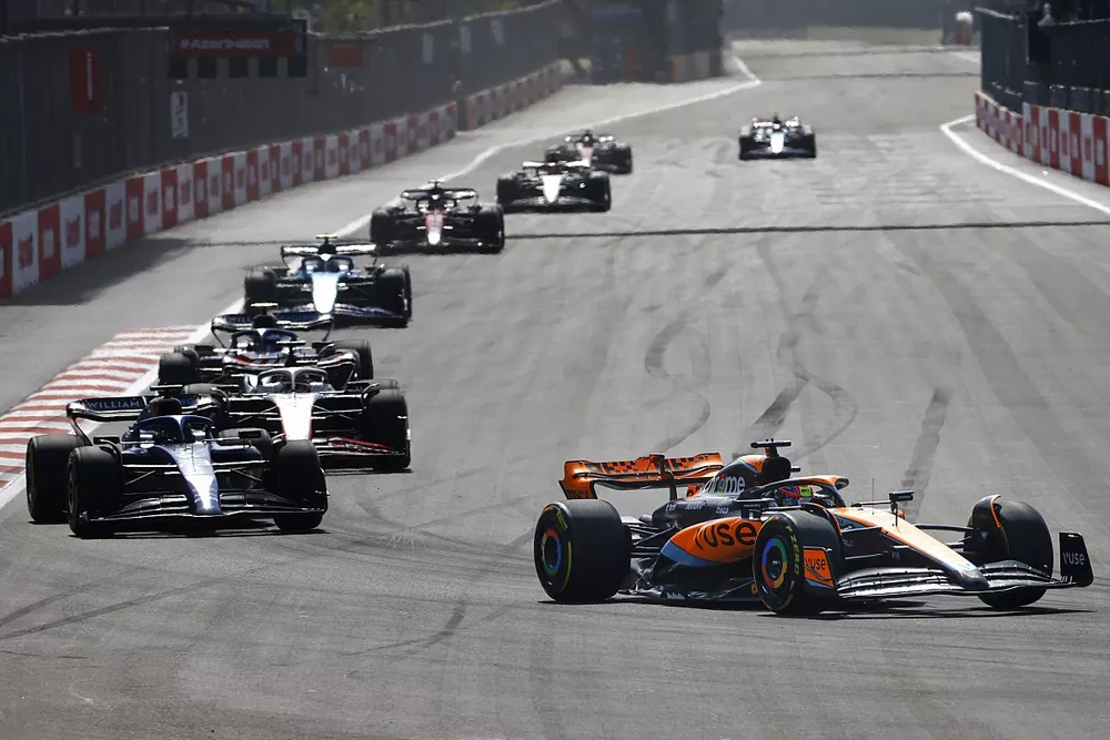 Oscar Piastri, McLaren MCL60, Alex Albon, Williams FW45, Nico Hulkenberg, Haas VF-23